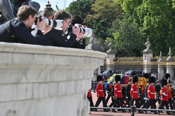 תהלוכה שבה מועבר ארון המלכה אליזבת מארמון בקינגהאם לארמון ווסטמינסטר לונדון בריטניה