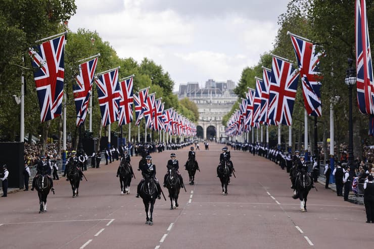 דגל דגלי בריטניה ב שדרת המאל לונדון בריטניה לקראת תהלוכה שבה יועבר ארון המלכה אליזבת מארמון בקינגהאם ל ארמון ווסטמינסטר