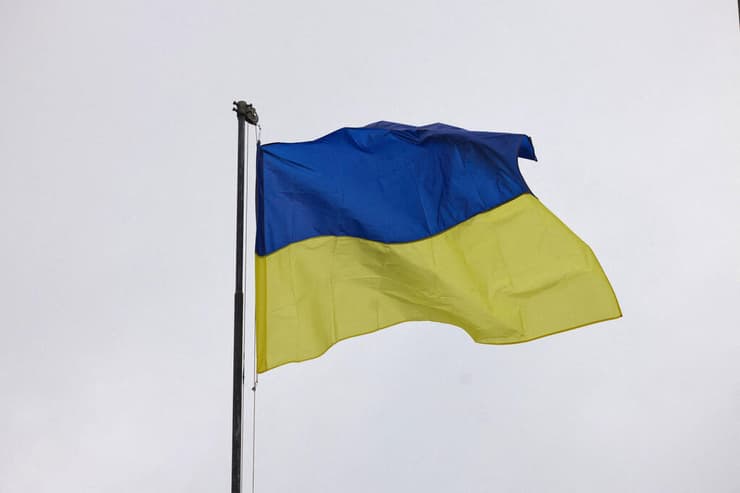  דגל אוקראינה על בניין מועצת העיר איזיום אחרי השחרור מידי הרוסים מלחמת רוסיה אוקראינה