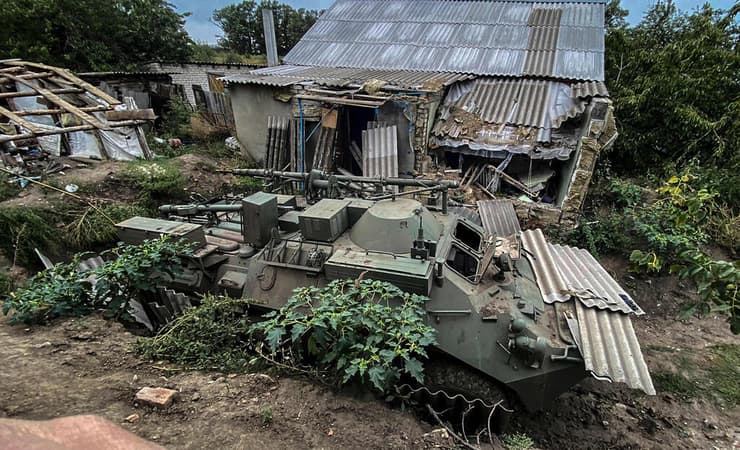  טנקים רוסיים נטושים ליד העיר איזיום אחרי הנסיגה הרוסית מלחמת רוסיה אוקראינה
