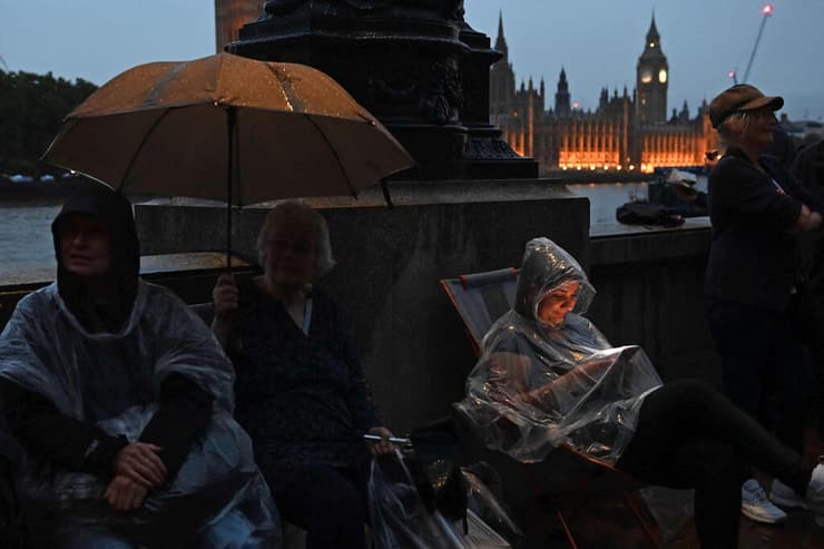 אנשים בתור מחוץ ל ארמון ווסטמיניסטר לונדון לקראת הגעת ארון המלכה אליזבת