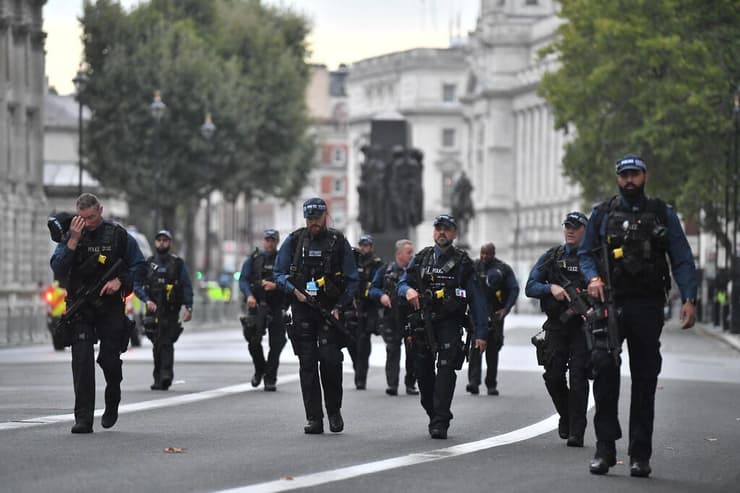 שוטרים מסיירים ברחובות לקראת תהלוכה העברת ארון המלכה אליזבת ל ארמון ווסטמיניסטר לונדון