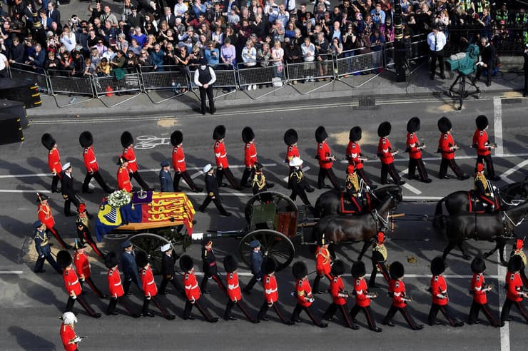 תהלוכה שבה הועבר ארון המלכה אליזבת מארמון בקינגהאם ל ארמון ווסטמינסטר לונדון בריטניה