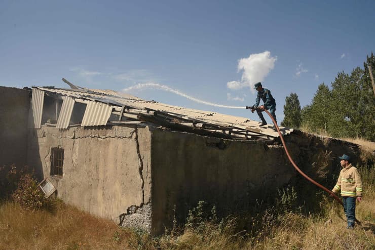 נזק בעקבות הפגזות של אזרבייג'ן בכפר הארמני ארמניה סוטק 