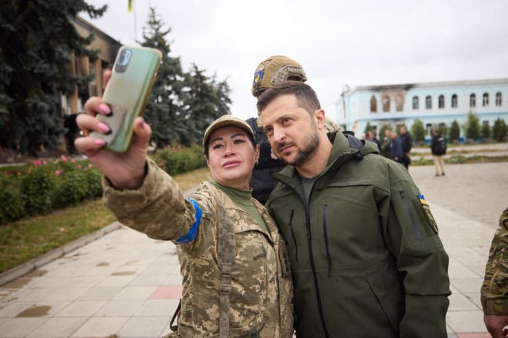  וולודימיר זלנסקי מבקר בעיר איזיום אחרי שחרורה מידי הרוסים מלחמת רוסיה אוקראינה