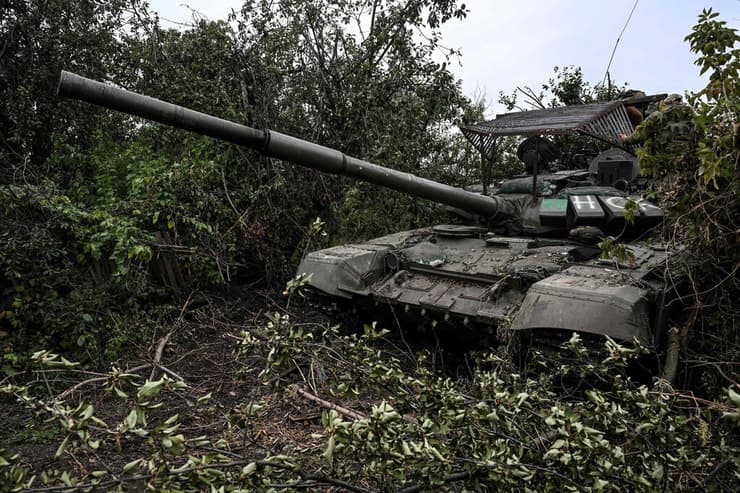  טנקים רוסיים נטושים ליד העיר איזיום אחרי הנסיגה הרוסית מלחמת רוסיה אוקראינה