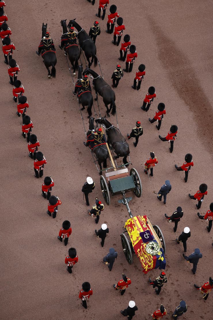 תהלוכה שבה מועבר ארון המלכה אליזבת מארמון בקינגהאם לארמון ווסטמינסטר לונדון בריטניה