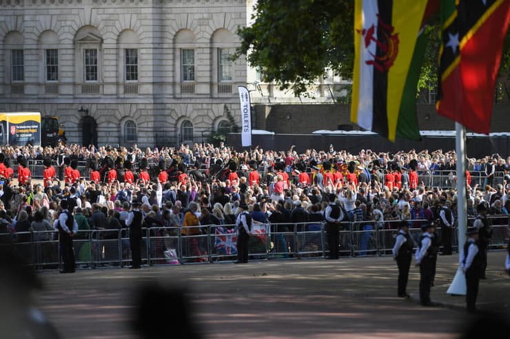 תהלוכה שבה הועבר ארון המלכה אליזבת מארמון בקינגהאם ל ארמון ווסטמינסטר לונדון בריטניה