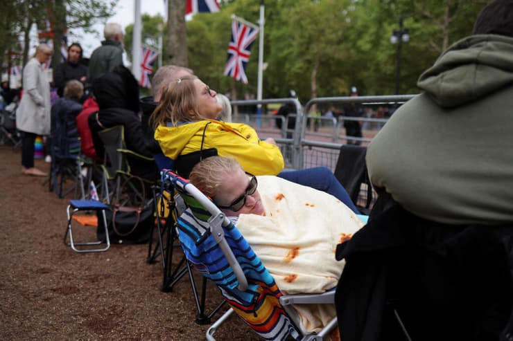 קהל ממתין ל תהלוכה לקראת העברת ארון המלכה אליזבת ל ארמון ווסטמיניסטר לונדון