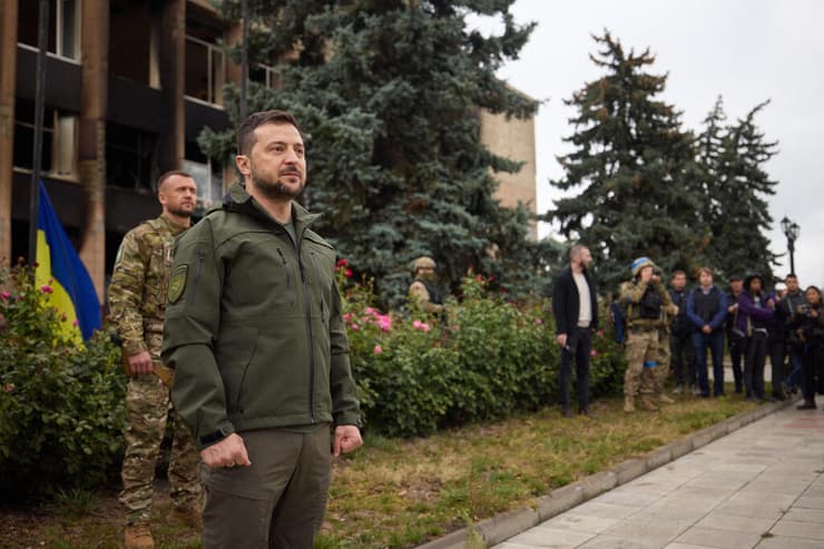  וולודימיר זלנסקי מבקר בעיר איזיום אחרי שחרורה מידי הרוסים מלחמת רוסיה אוקראינה