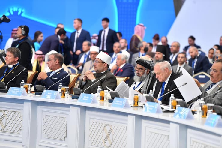 מנהיגים דתיים סביב השולחן בקזחסטן