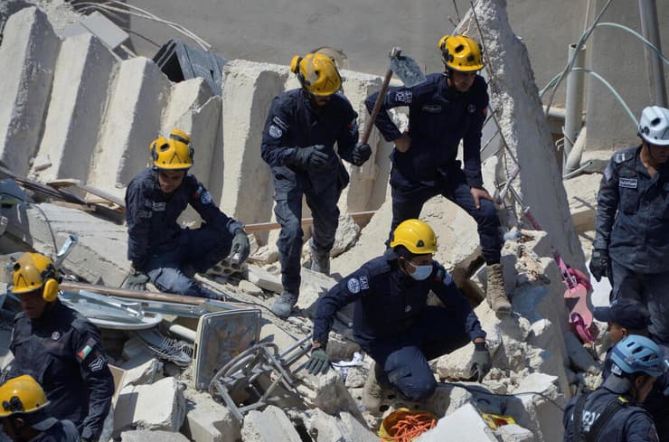 ירדן כוחות חילוץ הריסות בניין ב עמאן