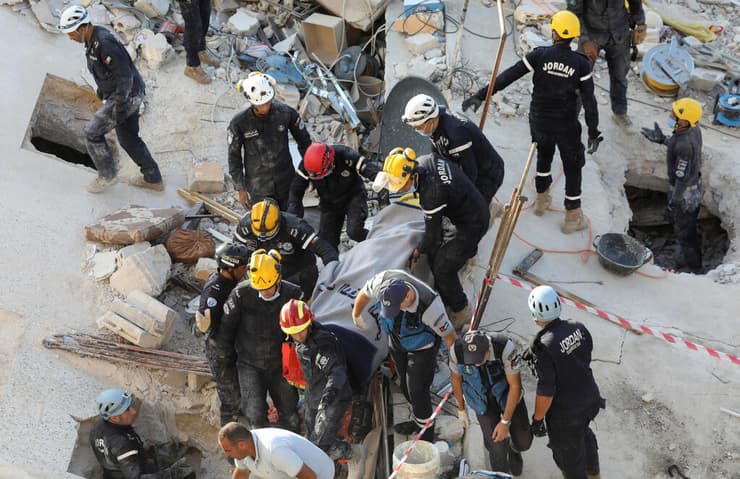 ירדן כוחות חילוץ הריסות בניין ב עמאן