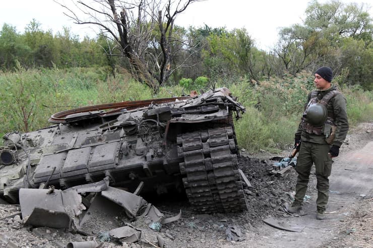 חרקוב אוקראינה חיילים אוקראינים ליד כלי רכב הורסים של צבא רוסיה