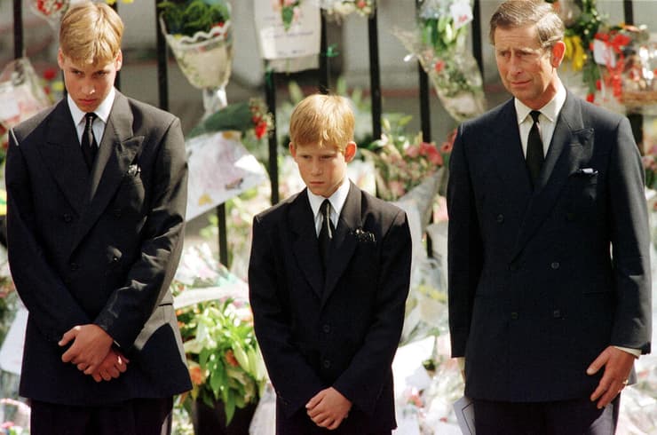 ארכיון 1997 הנסיך צ'רלס הנסיך וויליאם הנסיך הארי עומדים מול ארון של הנסיכה דיאנה