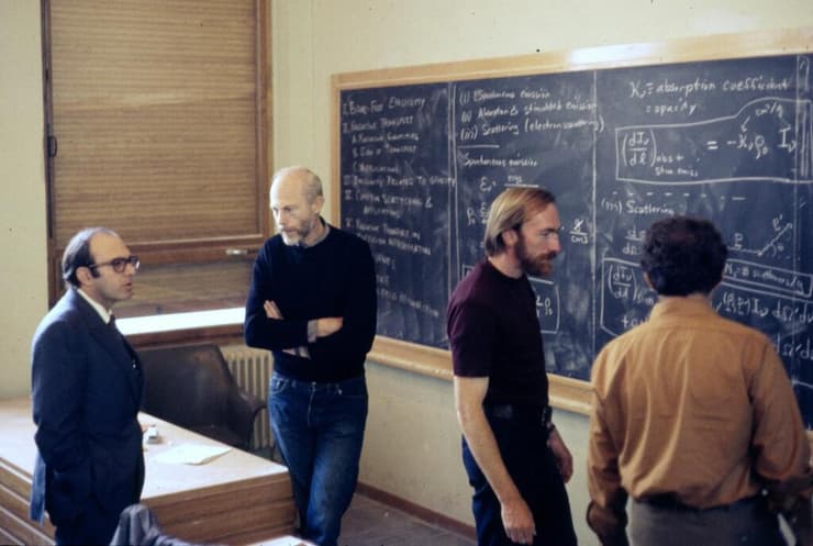 תלמידיו ועמיתיו של וילר. משמאל: יובל נאמן, ברייס דה-ויט, קיפ ת'ורן, 1972, בבית הספר הגבוה לפיזיקה בלז-אוש, צרפת