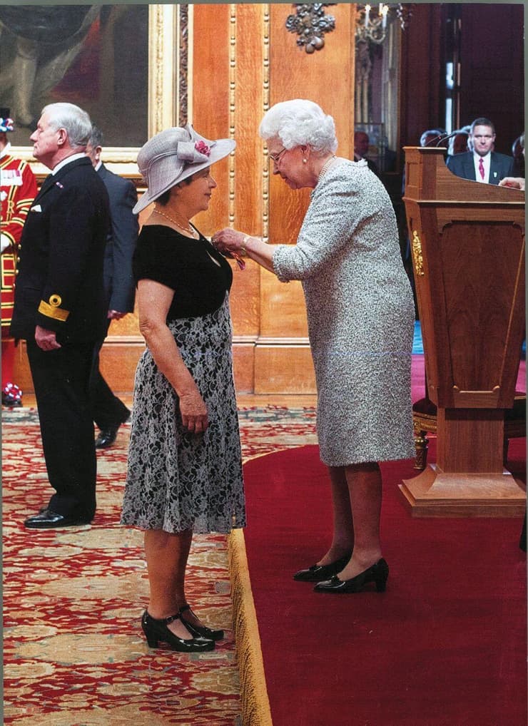 המלכה אליזבת' מעניקה לפני אור את אות מסדר האימפריה הבריטית