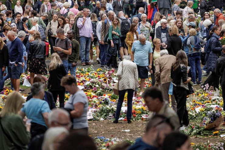 קהל אבלים וזרי פרחים בגרין פארק