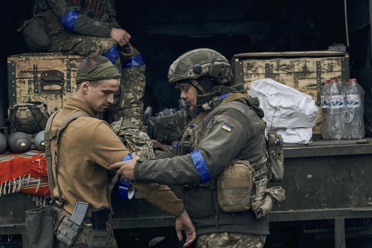 חיילים אוקראינים בחרקוב. עד כה הגיעו לטיפול בארץ רק ילדים (צילום: AP) חרקוב אוקראינה חיילים אוקראינים