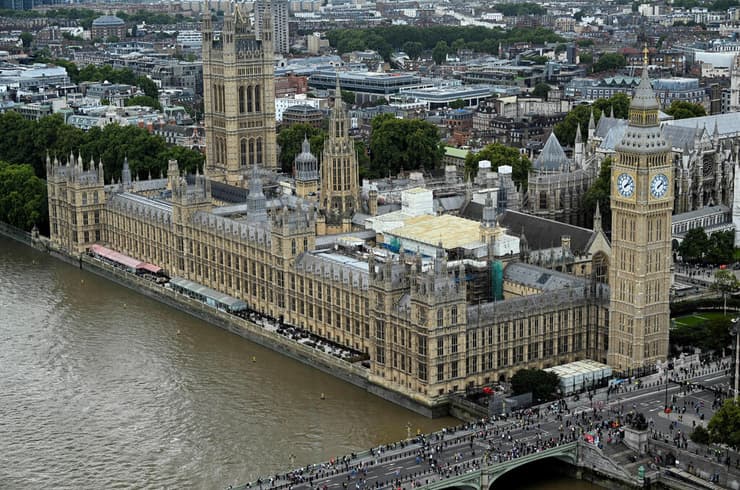 לונדון בריטניה תור של אנשים קהל מחכה לחלוק כבוד אחרון למלכה אליזבת