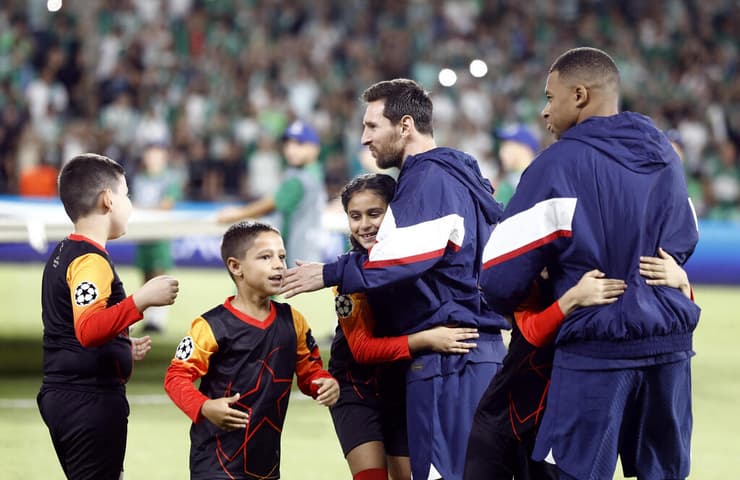 לאו מסי שחקן פריז סן ז'רמן וקיליאן אמבאפה לפני המשחק מול מכבי חיפה