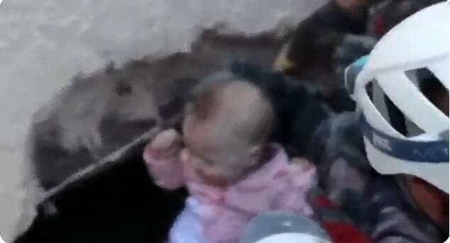 ירדן חילוץ של תינוקת מהריסות בניין ב עמאן