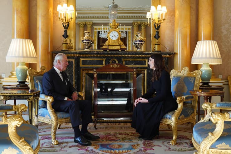 ראש ממשלת ניו זילנד ג'סינדה ארדרן עם המלך צ'רלס לקראת הלוויית המלכה אליזבת ב לונדון בריטניה