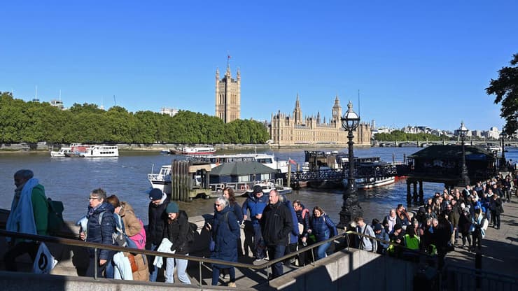 לונדון בריטניה אנשים עומדים שעות ב תור כדי לחלוף על פני ארון המלכה אליזבת