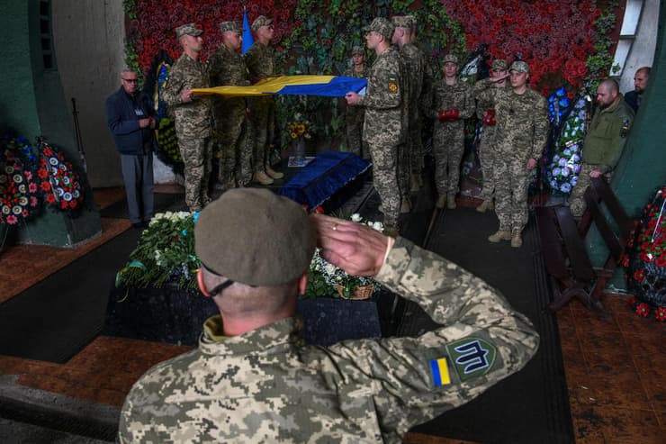 אולגה סימונובה רוסייה הצטרפה לצבא אוקראינה ו נהרגה הלוויה קייב