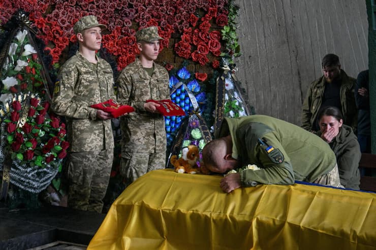 אולגה סימונובה רוסייה הצטרפה לצבא אוקראינה ו נהרגה הלוויה קייב