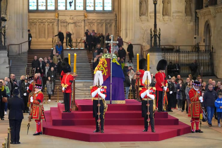 לונדון בריטניה קהל חולף על פני ארון המלכה אליזבת ווסטמינסטר