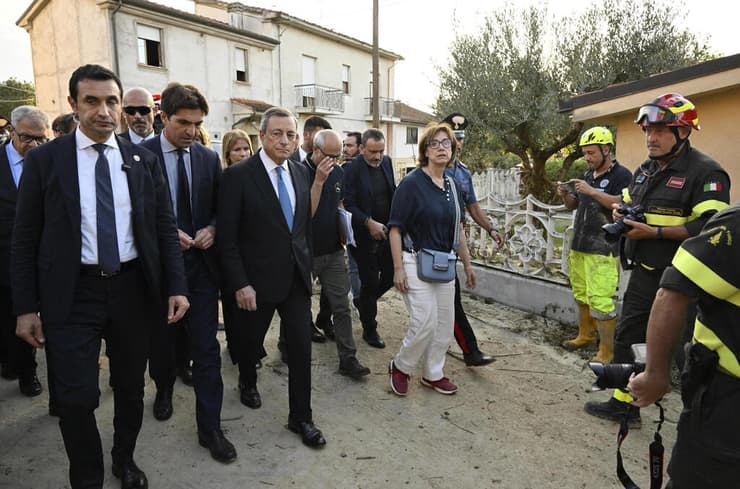 ראש ממשלת איטליה מריו דראגי מבקר באזור ה שיטפונות ב מחוז מארקה