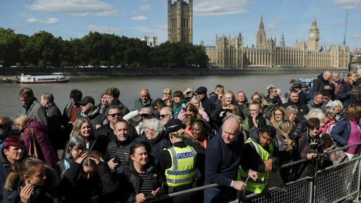 לונדון בריטניה אנשים עומדים שעות ב תור כדי לחלוף על פני ארון המלכה אליזבת