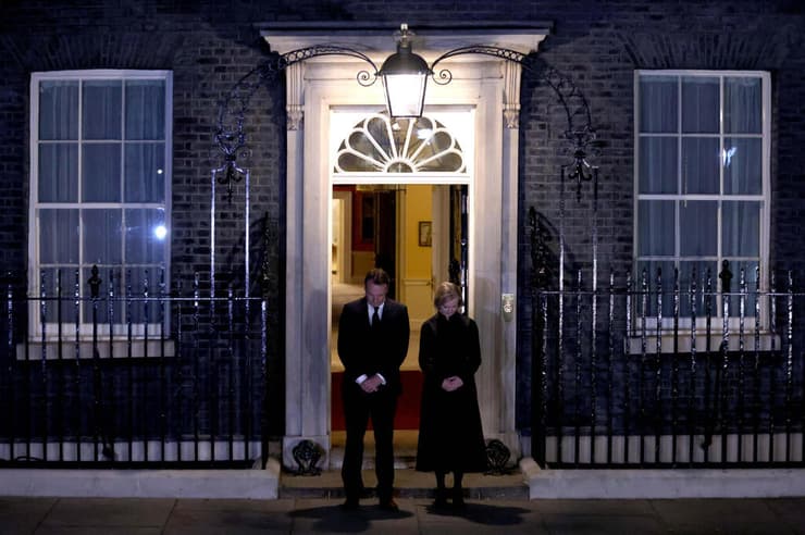 ראש ממשלת בריטניה ליז טראס מציינת דקת דומייה לזכר המלכה אליזבת השנייה