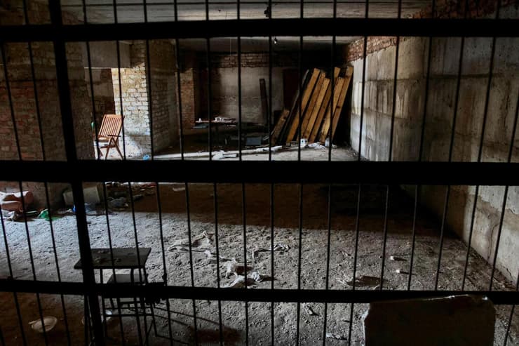 תא עינויים לכאורה בכפר קוזצ'ה לופן במחוז חרקוב ששוחרר על ידי אוקראינה מכיבוש צבא רוסיה מלחמה