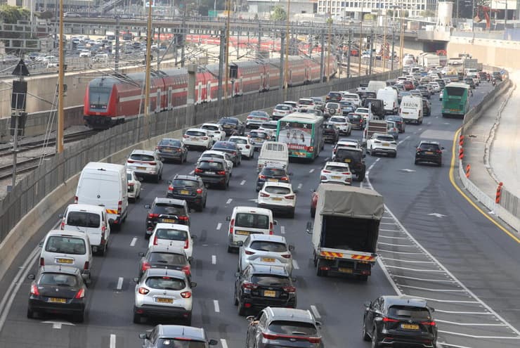 פקקים סמוך למחלף השלום בעקבות הבולען שנפער