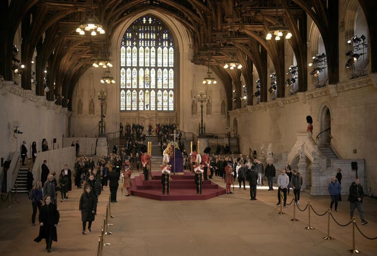 קהל חולף על פני ארון המלכה אליזבת ארמון ווסמינסטר לונדון בריטניה