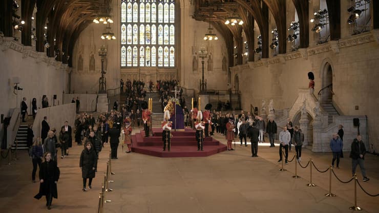 קהל חולף על פני ארון המלכה אליזבת ארמון ווסמינסטר לונדון בריטניה
