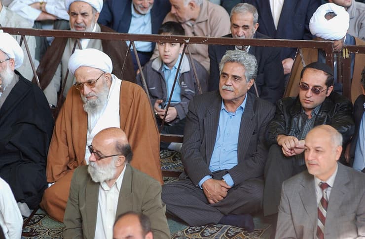 במרכז התמונה: הרון ישעיאא'י, מי שהיה ראש הקהילה היהודית באיראן, משתתף בתפילות יום שישי מוסלמיות בהפגנת סולידריות עם הפלסטינים