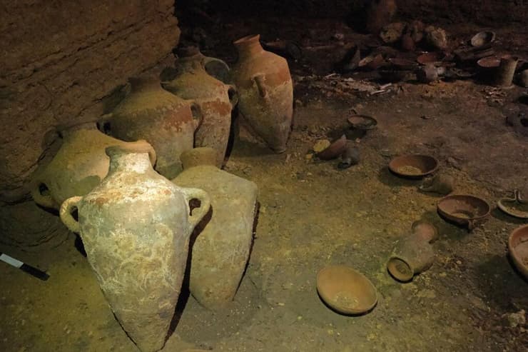 כלים שהתגלו במערה בפלמחים