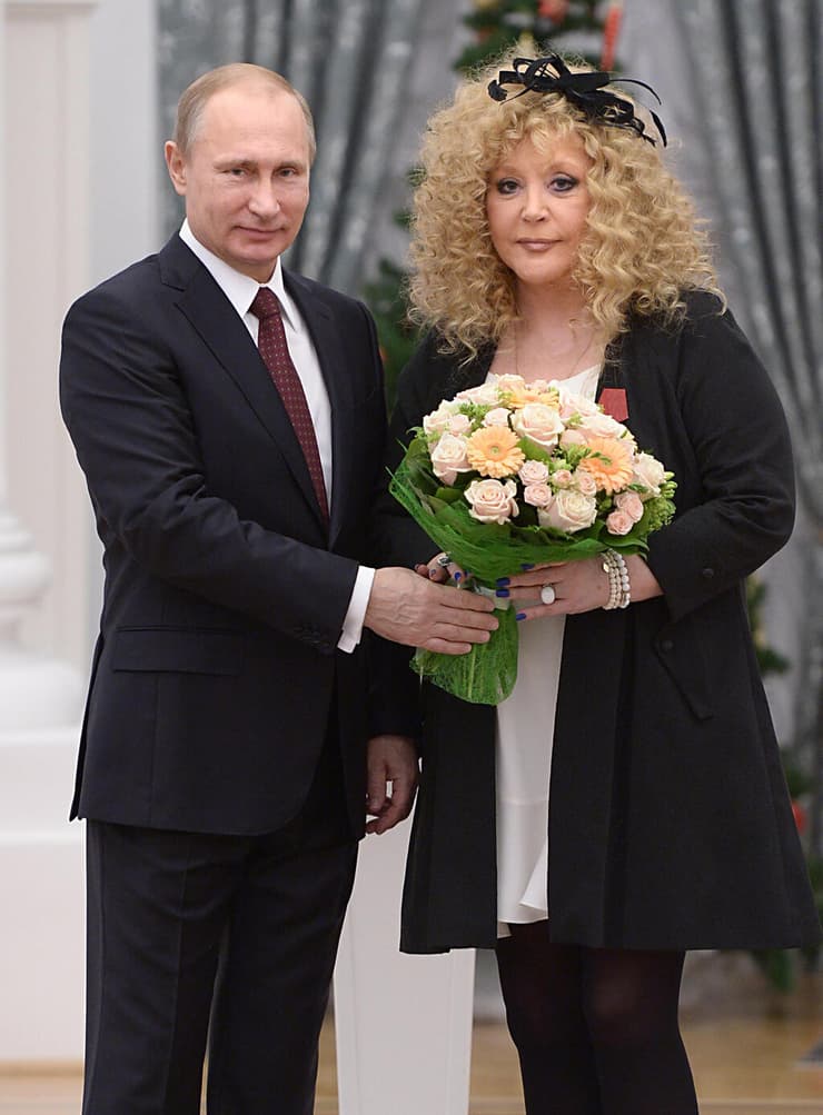 ה זמרת אלה פוג'צובה יחד עם נשיא רוסיה ולדימיר פוטין בטקס קבלת פרסים בקרמלין ב2014