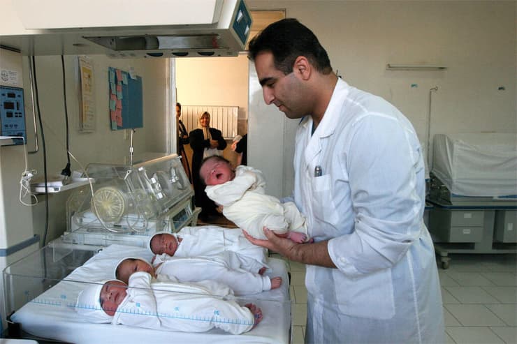 רופא יהודי מחזיק בידיו תינוק מוסלמי בבית החולים ומרכז הצדקה ע"ש ד"ר ספיר, שבבעלות יהודית