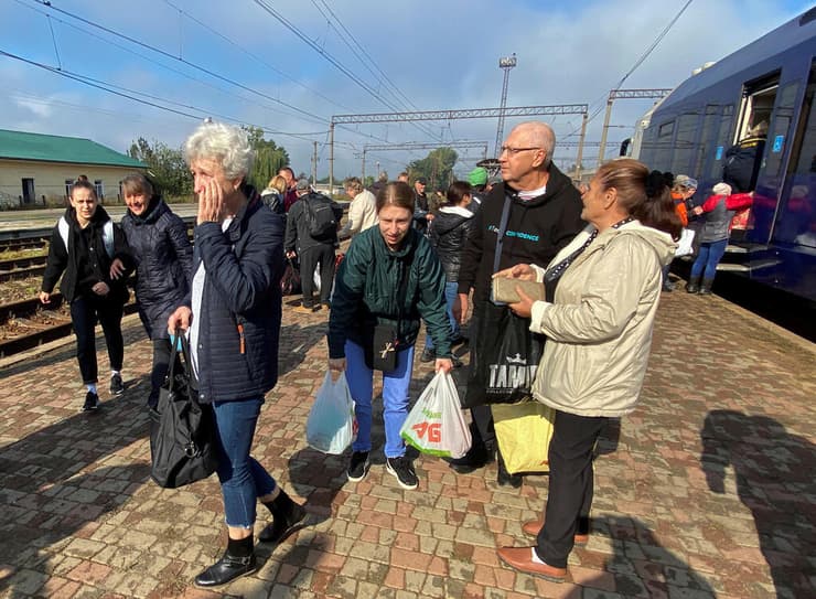 נטליה יליסטרטובה חוזרת עם בני משפחתה ל בלקלייה אחרי שחרורה במתקפת הנגד של אוקראינה נגד רוסיה במחוז חרקוב מלחמה