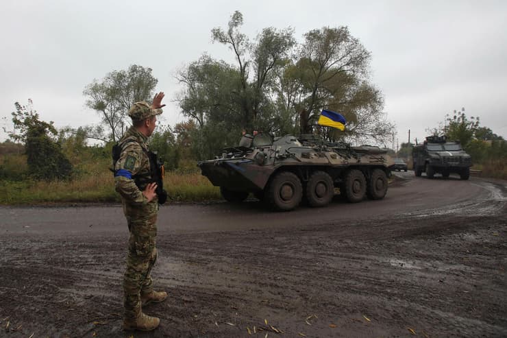 חיילים אוקראינים סמוך לכפר קוזצ'ה לופן במחוז חרקוב אוקראינה ששוחרר על מכיבוש צבא רוסיה מלחמה