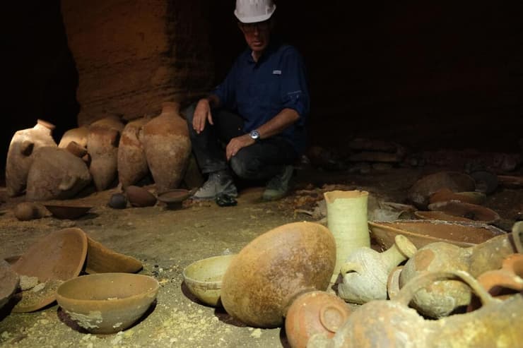 עשרות כלים עתיקים התגלו במערה
