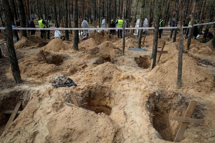 אוקראינה יער בעיר איזיום אתר קבורה המונית קבר אחים