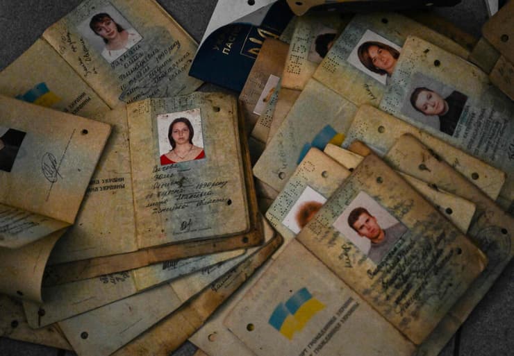 דרכונים שאותרו בתחנת משטרה הרוסיה בעיר איזיום מחוז חרקוב אוקראינה מלחמה מול רוסיה