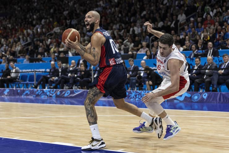 שחקן נבחרת צרפת בכדורסל אוון פורנייה מול שחקן נבחרת ספרד צ'אבי-לופס ארוסטגי