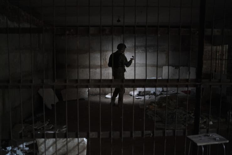 תא עינויים לכאורה בכפר קוזצ'ה לופן במחוז חרקוב ששוחרר על ידי אוקראינה מכיבוש צבא רוסיה מלחמה