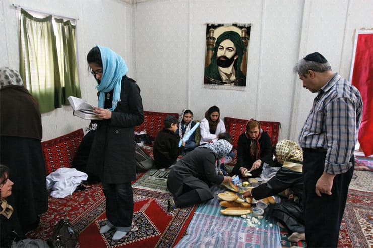 בדרכם לביקור בקבר אסתר ומרדכי בהמדאן, יהודים עוצרים להתפלל בחדר תפילה מוסלמי